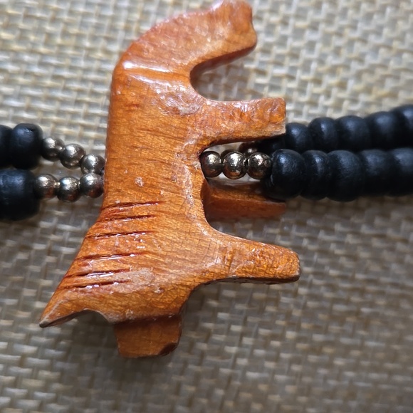Vintage Necklace. Black Wooden Beads, Safari Animals. Excellent Condition. - Picture 4 of 10